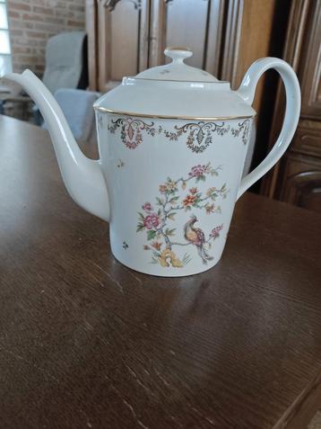 Porseleinen koffiekan of theekan beschikbaar voor biedingen