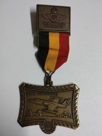 Een medaille met vliegtuig erop een ereteken denk leger kr k, Enlèvement
