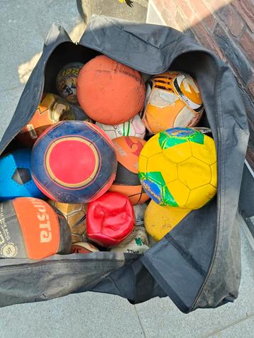 Voetballen groot en klein & basketballen beschikbaar voor biedingen
