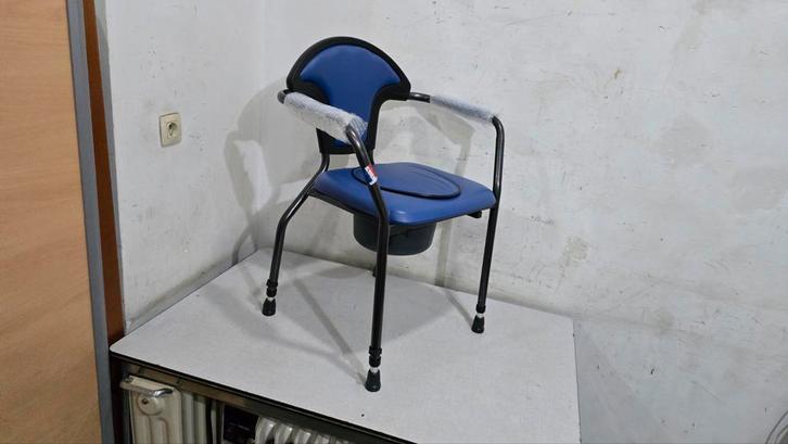 De stoel met gaatjes is in hoogte verstelbaar en de afmeting, Diversen, Verpleegmiddelen