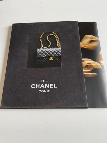 Boek met cover over chanel handtas beschikbaar voor biedingen