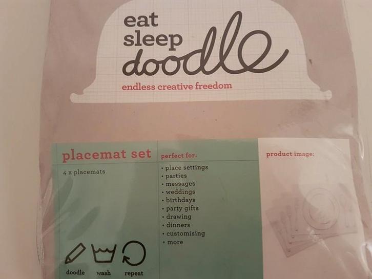 Doodle tafellaken, 4 placemats en stiften, Handtassen en Accessoires, Uiterlijk | Gezichtsverzorging, Ophalen of Verzenden
