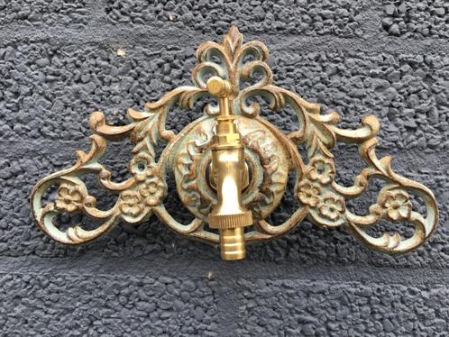 Wandfontein met kraan - messing=groen-bruin gietijzer., Tuin en Terras, Waterpartijen en Fonteinen, Waterornament, Gietijzer, Ophalen of Verzenden