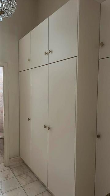 Kast: licht beige met goudkleurige trekker beschikbaar voor biedingen
