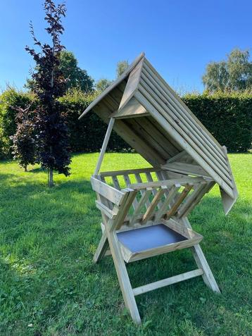 Landelijke houten hooiruif met voerbak beschikbaar voor biedingen