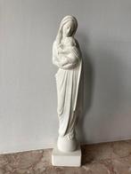 Beeld Maria met Kind in wit steen (45 cm), Antiek en Kunst, Antiek | Religieuze voorwerpen, Ophalen of Verzenden