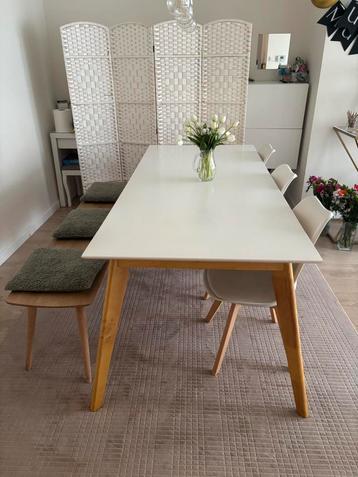 Eettafel met eetbank en 3 stoelen beschikbaar voor biedingen