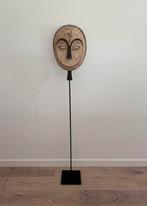 Origineel houten masker op staander, Ophalen