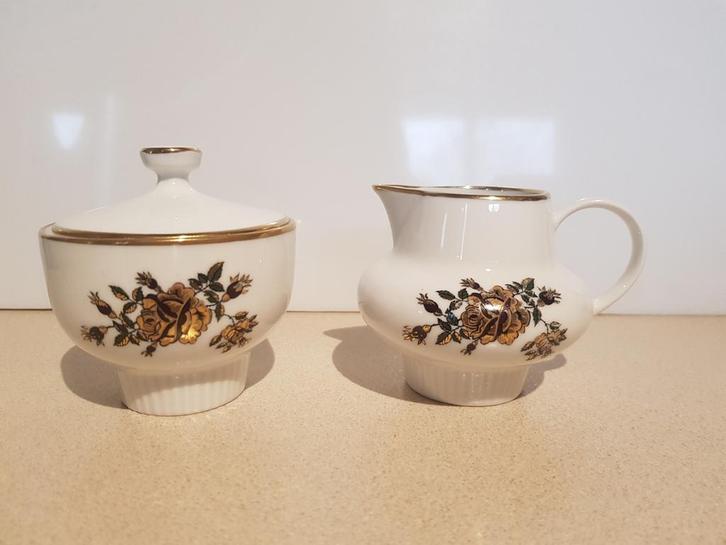 Porcelaine Laeken Belgium roomstel melkkannetje en suikerpot, Antiek en Kunst, Antiek | Servies los, Ophalen of Verzenden