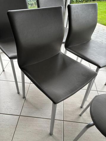 4 degelijke lederen keuken stoelen met 2 bijzet stoeltjes beschikbaar voor biedingen