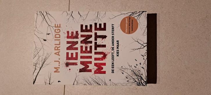 M.J. Arlidge - Iene Miene Mutte, Boeken, Thrillers, Zo goed als nieuw, Ophalen of Verzenden