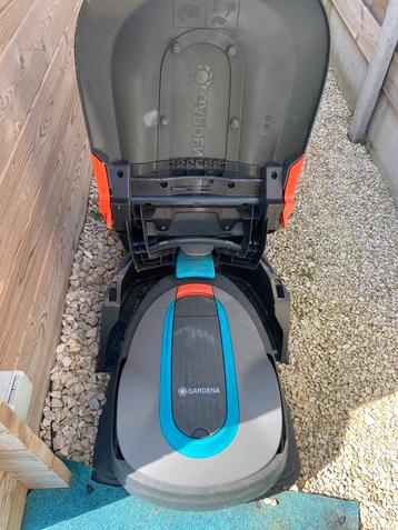 Tondeuse à gazon robotisée Gardena avec garage, Enlèvement ou Envoi, Comme neuf, GARDENA, Avec capteur de pluie