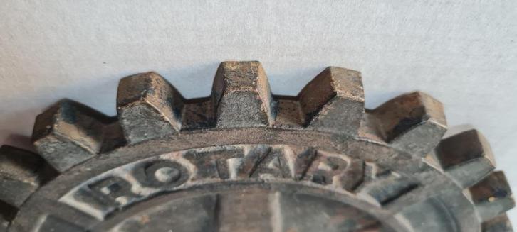 Vintage 'doré' gietijzeren 'Rotary International' tandwiel, Verzamelen, Merken en Reclamevoorwerpen, Gebruikt, Reclamebord, Ophalen of Verzenden