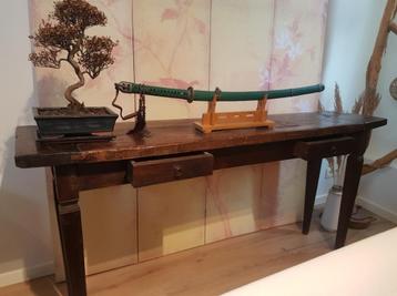 Antieke wandtafel beschikbaar voor biedingen