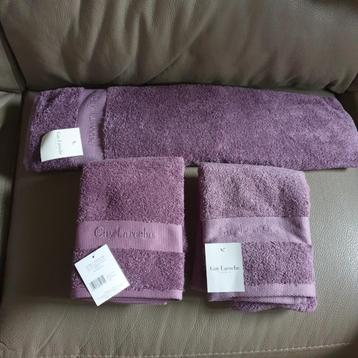 serviette de bain et de toilette neuves mauve beschikbaar voor biedingen