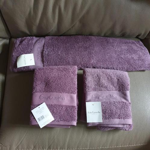 serviette de bain et de toilette neuves mauve, Huis en Inrichting, Badkamer | Badtextiel en Accessoires, Nieuw, Handdoek, Paars