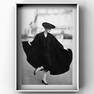 Richard Avedon – Fine Art Print | Paris Street Elegance 1950 beschikbaar voor biedingen