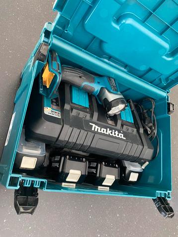 Te koop Makita Duolader met 4x accu & ledlamp 18V, Enlèvement, Comme neuf