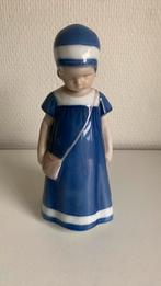 Bing & Grondahl porseleinen beeldje klein meisje blauwe jurk, Antiek en Kunst, Ophalen