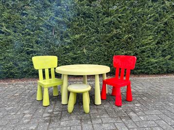 Ikea kindertafeltje met 3 stoelen/krukje beschikbaar voor biedingen