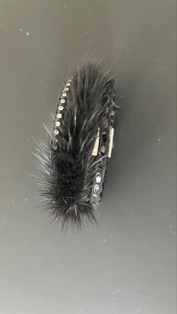 Armband zwart met bont en leder beschikbaar voor biedingen