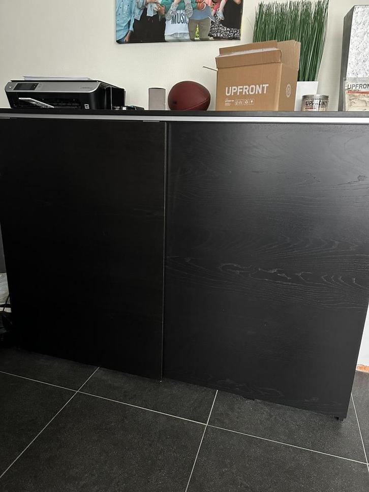 Zwarte kast met schuifdeuren – in uitstekende staat, Huis en Inrichting, Kasten | Dressoirs, Zo goed als nieuw, 150 tot 200 cm