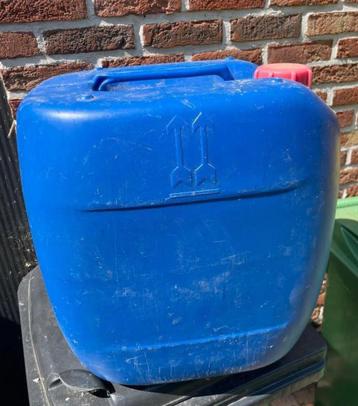 Blauwe bidon beschikbaar voor biedingen