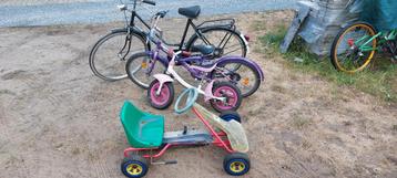 "Een oude fiets, twee kinderfietsen en een kinderfiets met v beschikbaar voor biedingen