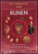 Te Koop Boek DE COMPLETE GIDS RUNEN Nigel Pennick, Livres, Ésotérisme & Spiritualité, Comme neuf, Autres sujets/thèmes, Manuel d'instruction