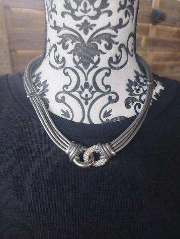 Geknoopte ketting met strass  beschikbaar voor biedingen