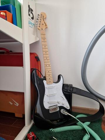 Squier stratocaster met fender kabel en distortion-pedaal beschikbaar voor biedingen