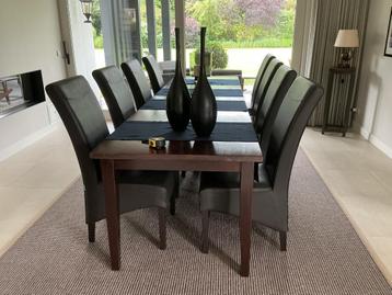 Lange tafel met 8 stoelen beschikbaar voor biedingen