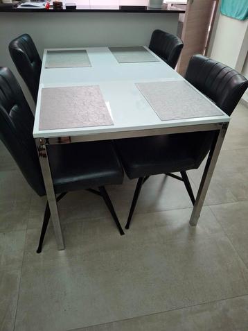Eettafel, salontafel en schuifdeur beschikbaar voor biedingen