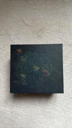 Tomorrowland box met bracelet, Antiek en Kunst, Antiek | Boeken en Manuscripten, Ophalen of Verzenden