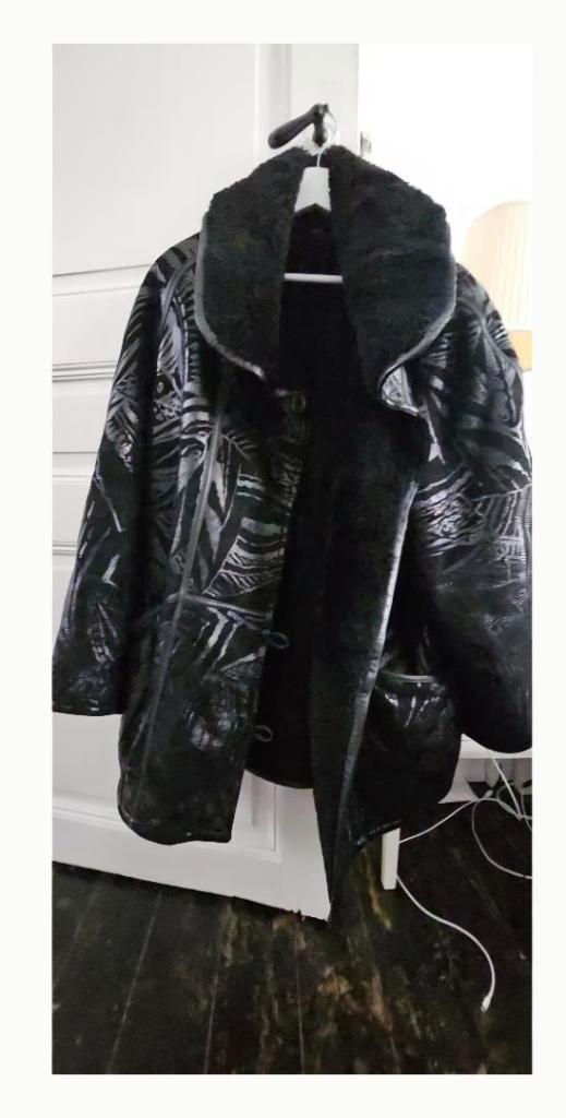 HANDGEMAAKTE JAS VAN SCHAPENVACHT, Kleding | Dames, Jassen | Winter, Zo goed als nieuw, Zwart, Ophalen