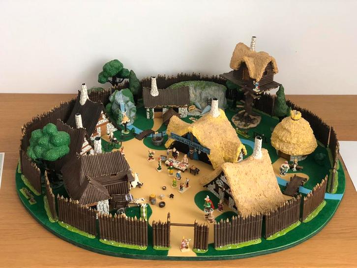 Dorp Asterix Pixi, Verzamelen, Stripfiguren, Zo goed als nieuw, Kuifje, Ophalen of Verzenden