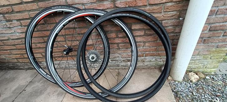 Paire de roues Shimano WH R500 avec pneus presque neufs, Vélos & Vélomoteurs, Vélos Pièces, Utilisé, Vélo de course, Enlèvement