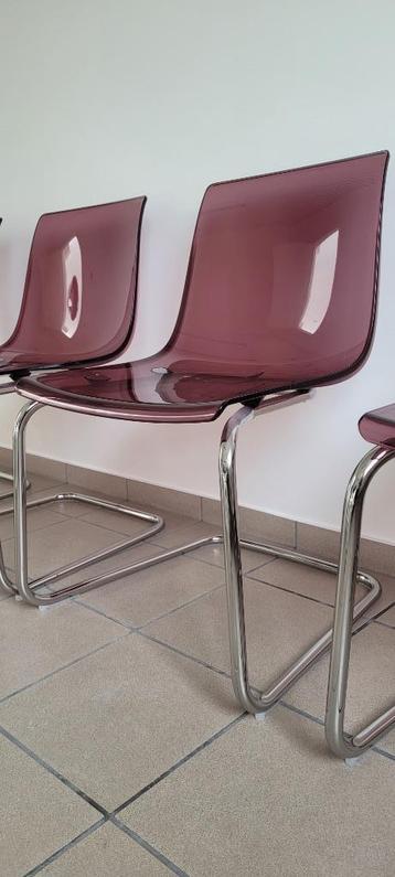 Chaises modernes en plastique et pieds en acier