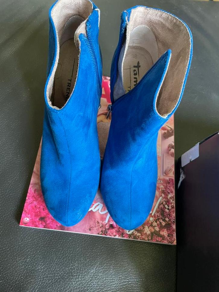 Felblauwe, korte laarsjes Tamaris M38, Kleding | Dames, Schoenen, Zo goed als nieuw, Lage of Enkellaarzen, Blauw, Ophalen of Verzenden