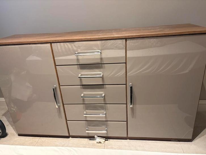 Dressoir kast (gratis), Huis en Inrichting, Kasten | Dressoirs, Zo goed als nieuw, Ophalen of Verzenden