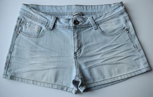 Monday Denim : jeans korte short / broek / 42 / als nieuw, Kleding | Dames, Spijkerbroeken en Jeans, Zo goed als nieuw, W30 - W32 (confectie 38/40)