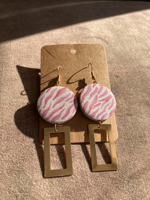 Handbeschilderde Oorbellen Pink Zebra💕🦓, Handtassen en Accessoires, Oorbellen, Nieuw, Knopjes of Stekers, Overige materialen
