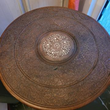 Houten bijzettafel beschikbaar voor biedingen