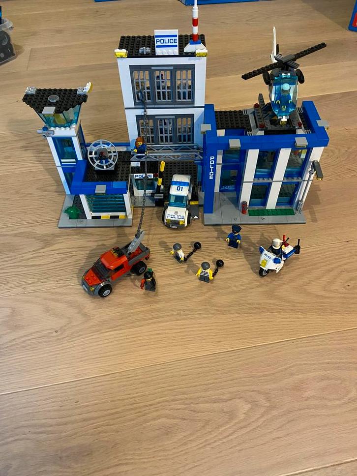 Le commissariat de police - LEGO -  60047, Kinderen en Baby's, Speelgoed | Duplo en Lego, Zo goed als nieuw, Lego, Ophalen