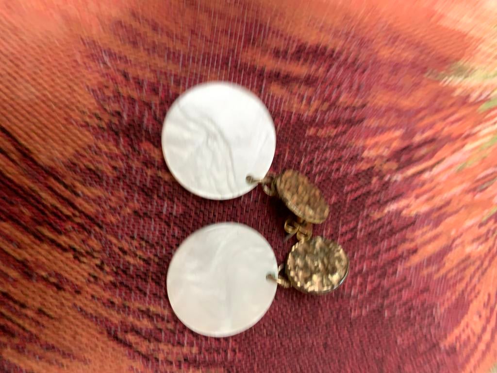 belles boucles d'oreilles de couleur cuivre et aspect nacré, Enlèvement