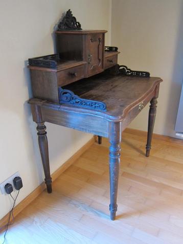 Antiek bureau / secretaresse beschikbaar voor biedingen