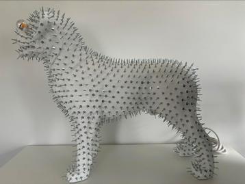 Kunstwerk met verlichting - hond met spijkers beschikbaar voor biedingen
