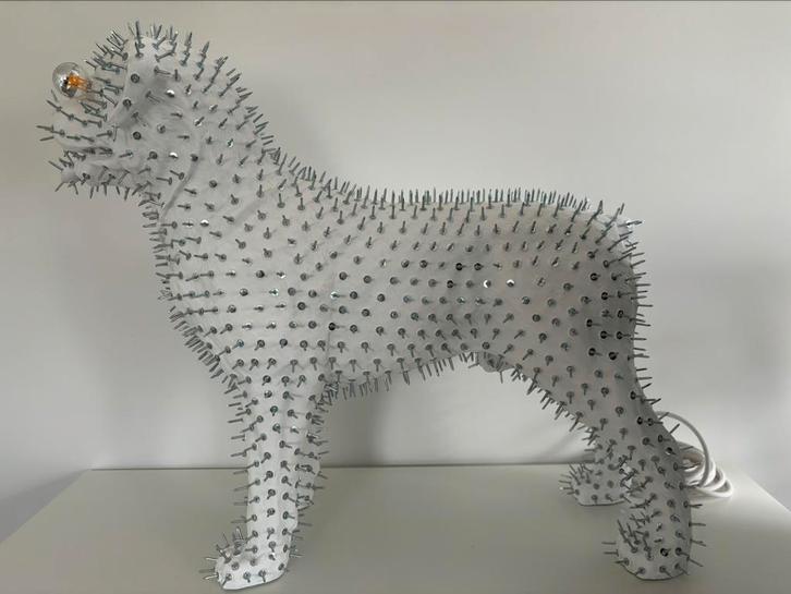 Kunstwerk met verlichting - hond met spijkers, Antiek en Kunst, Kunst | Designobjecten, Ophalen