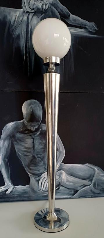 Vintage design lamp, aluminium voet met glazen bol, 105 cm beschikbaar voor biedingen