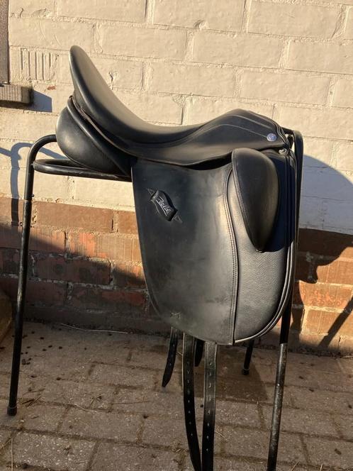 Dressuurzadel 18 inch Boom 32, Dieren en Toebehoren, Paarden en Pony's | Zadels, Zo goed als nieuw, Dressuur, Ophalen of Verzenden